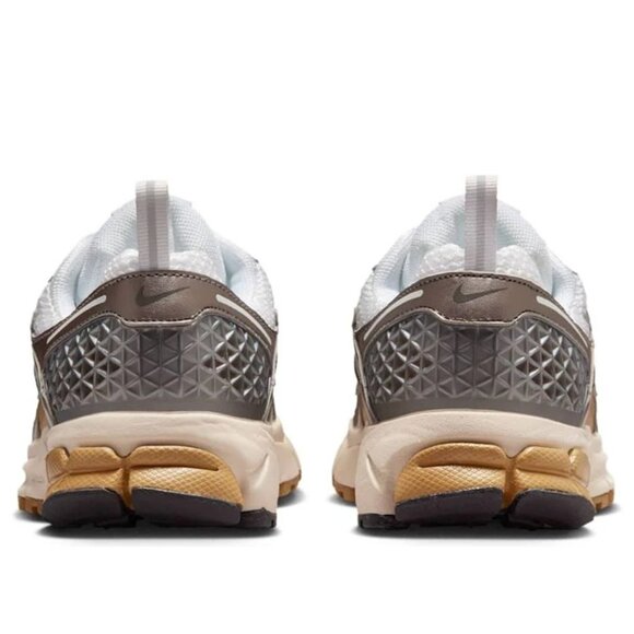 NIKE Vomero 5 Grade School 7 Women's 8.5 HF6998-004 Air Zoom NEW Metallic Beige - Picture 5 of 6